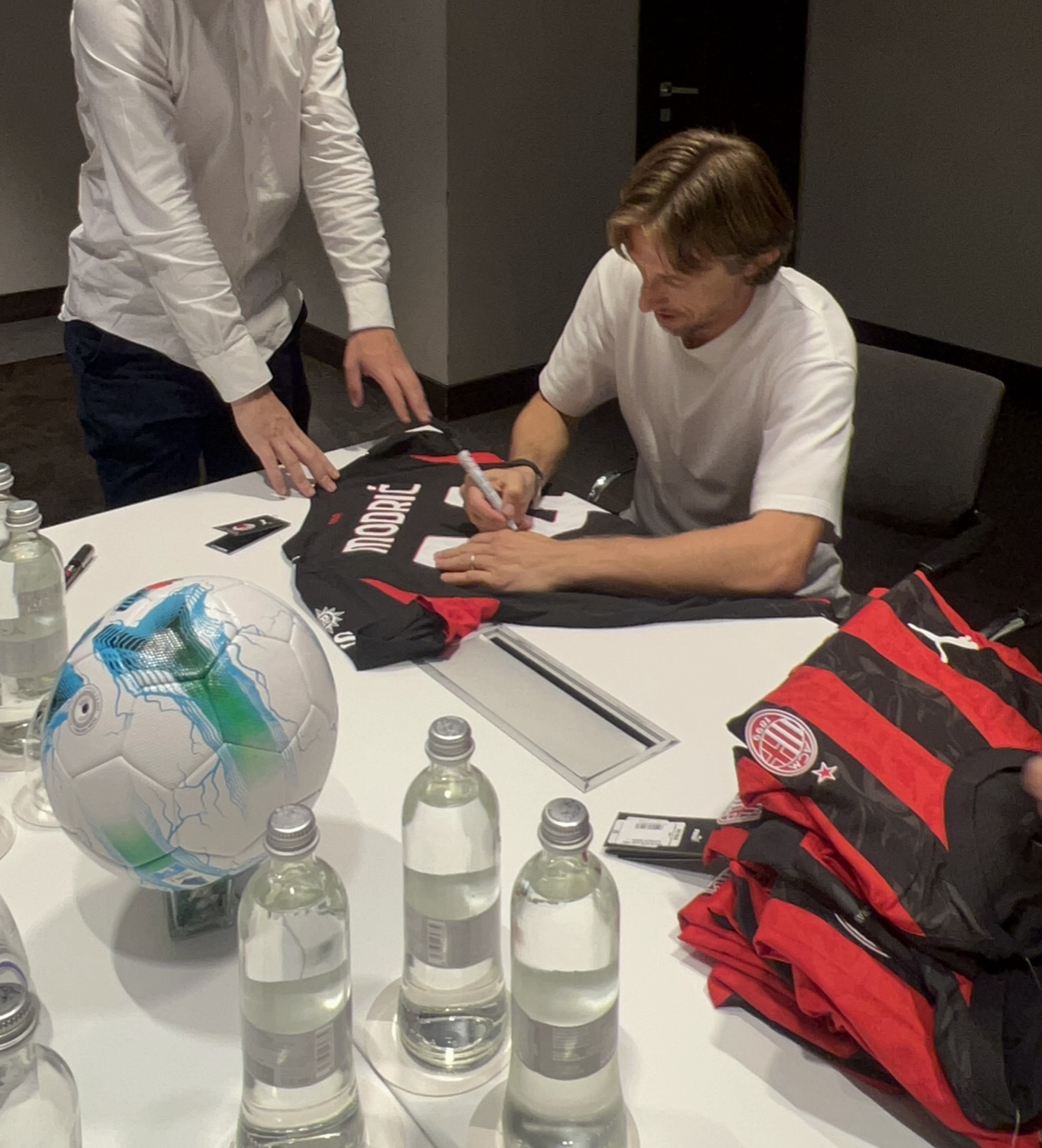 Luka Modrić signing jerseys